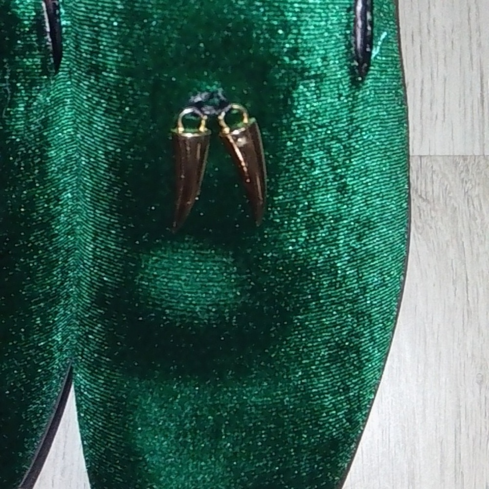 Elegant Green Velvet Loafers - Picture 2 of 8